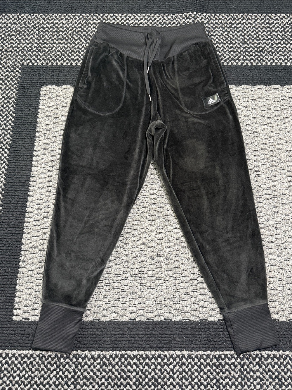 adidas Black Velour Jogger Pants Women’s Sz M Logo Patch Ribbed Cuffs Casual